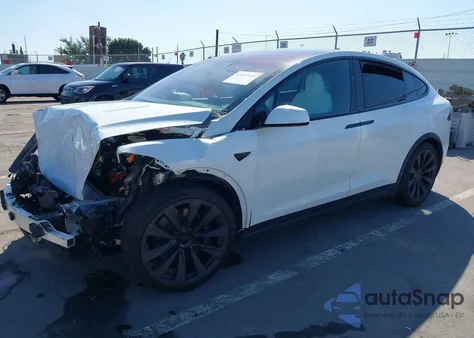 2022 Tesla Model X Plaid Tri Motor All-Wheel Drive z USA, uszkodzony, nr VIN 7SAXCBE68NF332875